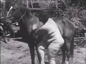 Adam uyuyan anneye yapışıyor