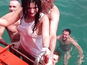 Sessizce uzan ve kendini öpücüklere ve okşalara verdi