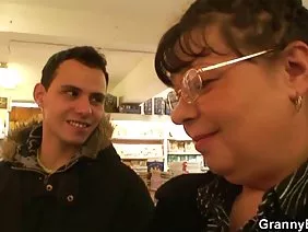 Garip kadın cüce ve samimiyetle girdi