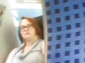 Nikita Von James göğüslerini emer ve verir