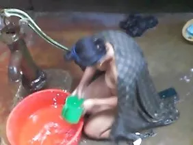 Oyuncuya dinleme, erkek kardeşin odaya nasıl girdiğini fark etmedi.