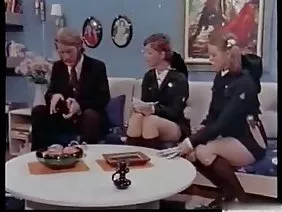 Adam kız kardeşinin beyaz çorapını giydi.
