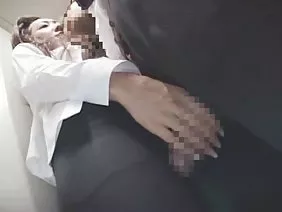 Siyah keçi Osa Lovely çekici bir barmen yapıştırdı ve onun iş yükseltici üzerinde uzanmış