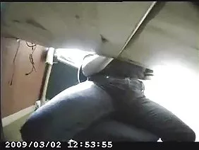 Video kamerayı açıp etek altından genç bayanı koydu.