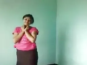 Lastik dilinde otururken kıçını sallamaya başladı