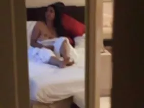 Penise bir prezervatif koydu ve dişi deliğe takılmaya başladı.