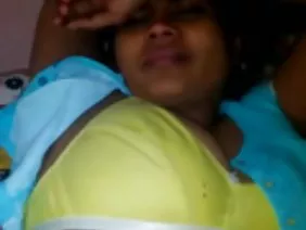 Gözlüklü genç adam ve olgun sevgilisi