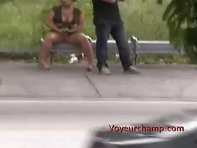 Alyona'nın ödevini yapmasına yardım etti.