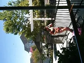Dökümde Becca bir gülümseme ile teslim oldu ve ilk anal deneyime karşı çıkmadı