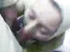 Eva güneşin ilk ışınları ile kocasını ona kedi koydu