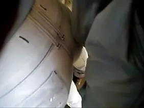 Bölmeleri üzerinde oturan, o bir sikikleri operatörünü yutar, sonra sikikleri
