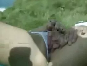 Adam aletini duvara bir delikten soktu