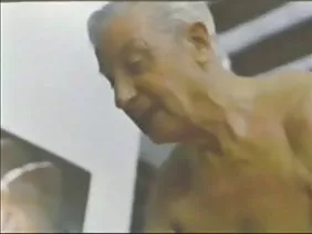 Akşamı iki güzel kız arkadaşına geçirdi.