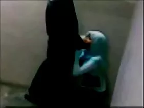 Cutie genç adamların şirketini emdi