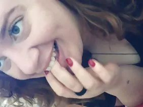 Kendine güvenen kel Fransız adam bir boğucu Asya yarık istedi